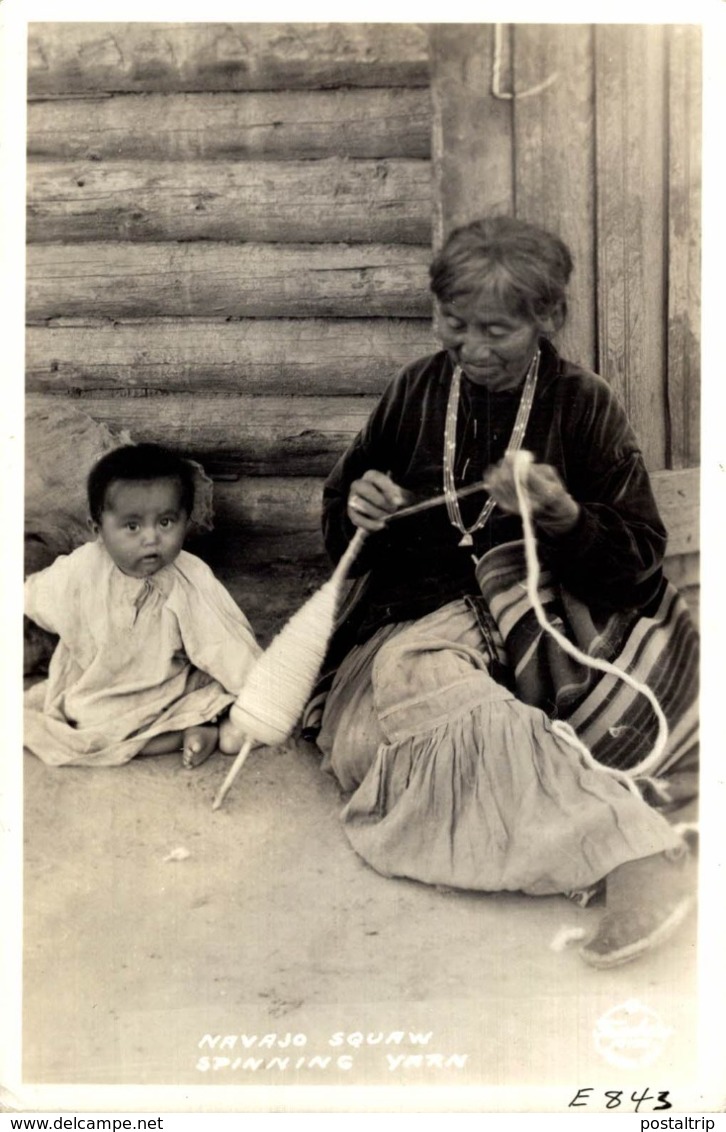 NAVAJO SQUAW SPINNING YAN - REAL PHOTO. -  INDIO // INDIAN // INDIEN - Indios De América Del Norte