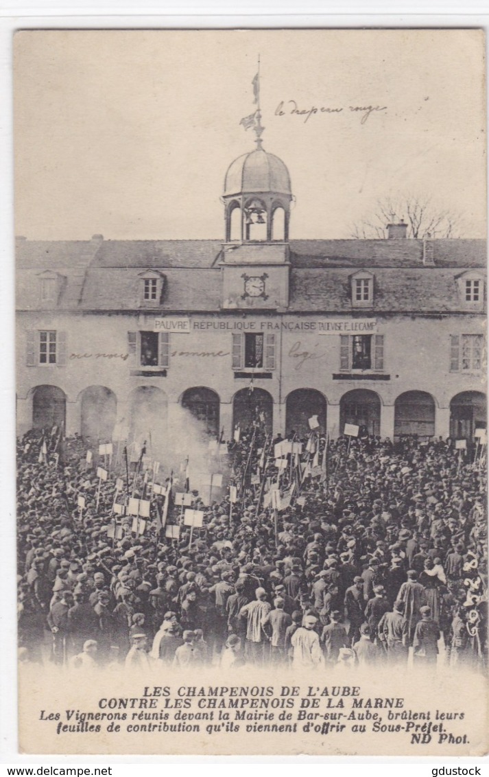 Aube - Les Champenois De L'Aube Contre Les Champenois De La Marne - Les Vignerons Réunis Devant La Mairie De Bar-s-Aube - Bar-sur-Aube