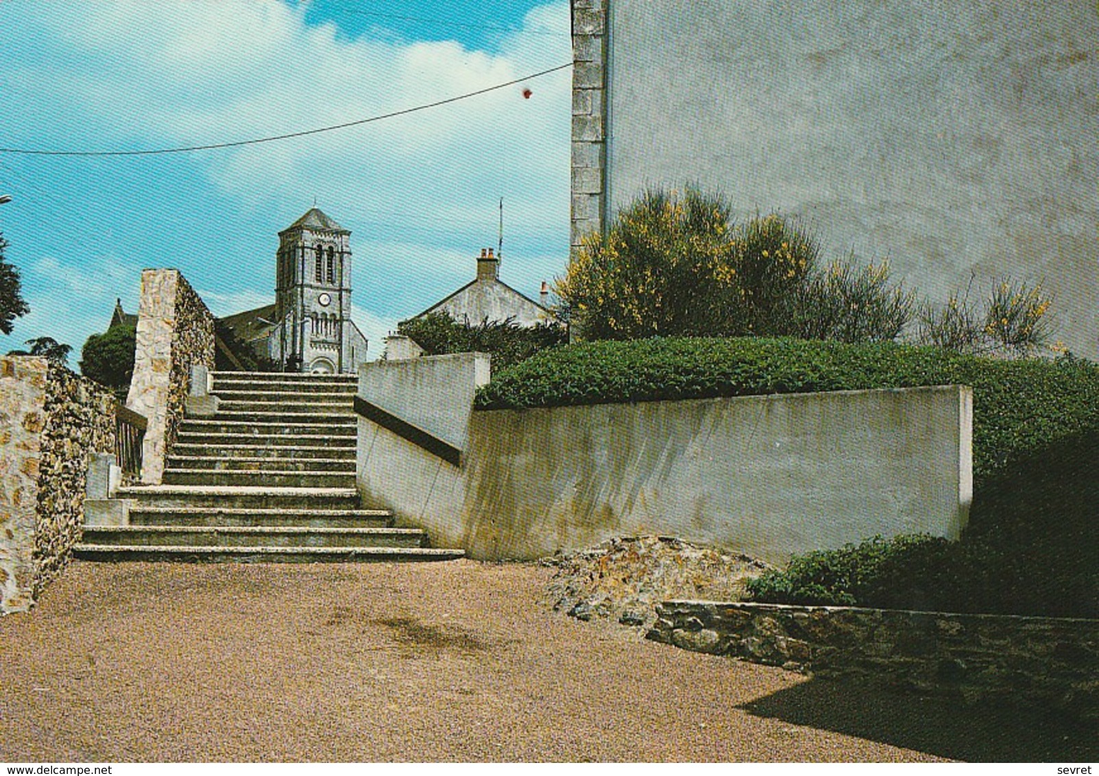 DOMPIERRE -sur-YON. - Les Escaliers Menant à La Mairie. Au Fond, L'Eglise. Cliché RARE - Dompierre Sur Yon