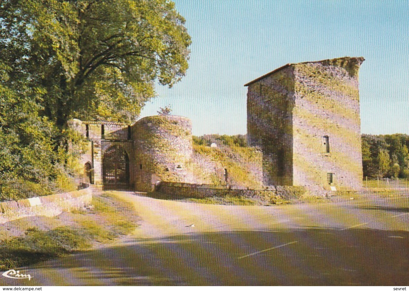 LES ESSARTS. - La Porte Fortifiée Et La Tour Carrée Du Château - Les Essarts