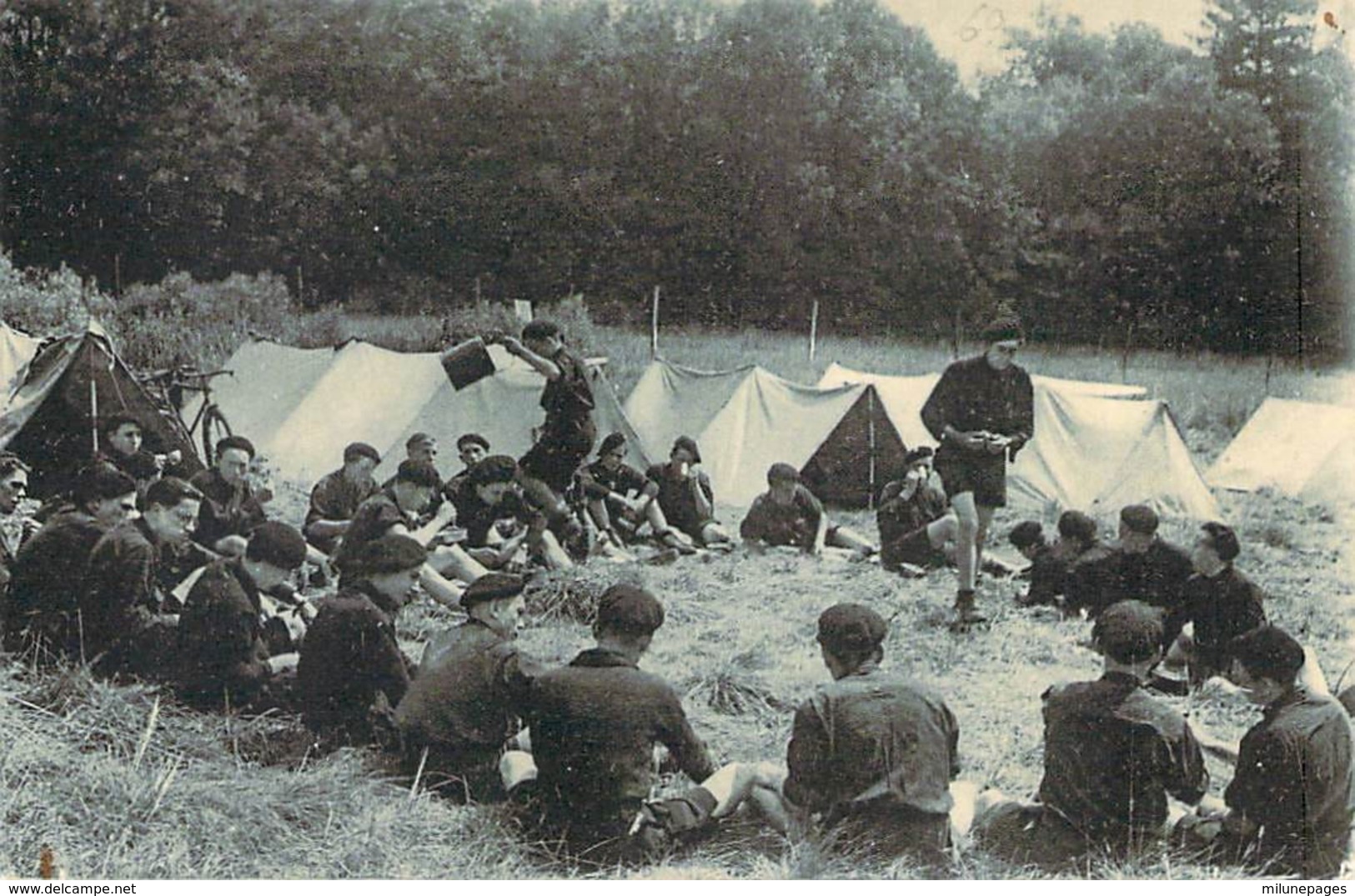 Voici Les Compagnons De France Scouts Eclaireurs Chantier Jeunesse Pétain Le Déjeuner - Uniformi