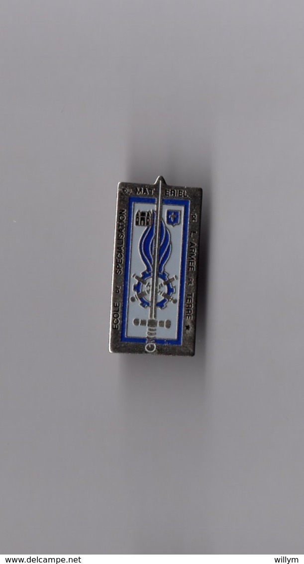 Pin's Armée / Insigne ESMAT Ecole De Spécialisation Du Matériel De L'armée De Terre (contour Argenté Et Flamme Bleue) - Militari