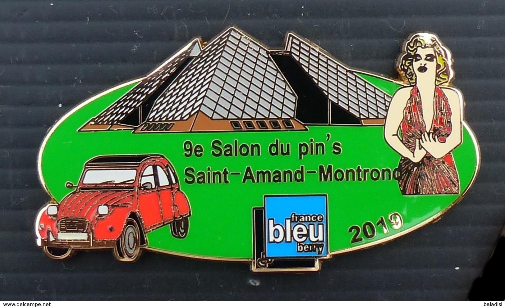 PIN'S DU 9 ème SALON DU PINS DE SAINT AMAND DE MONTROND, 2 CV DEUDEUCH,CITROEN, MARILYN MONROE, RADIO FRANCE BLEU - Andere & Zonder Classificatie