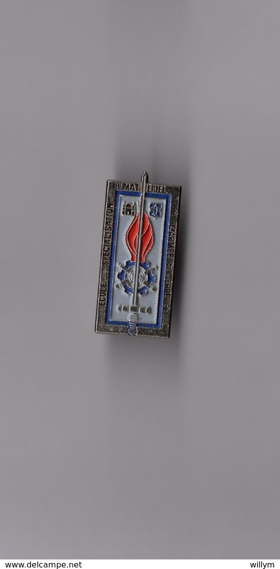 Pin's Armée / Insigne ESMAT Ecole De Spécialisation Du Matériel De L'armée De Terre (contour Argenté Et Flamme Rouge) - Militaria