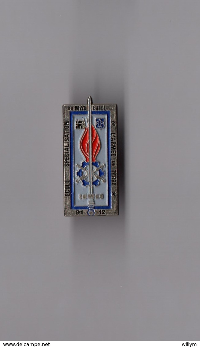 Pin's Armée / Insigne ESMAT Ecole De Spécialisation Du Matériel De L'armée De Terre (contour Argenté Flamme Rouge 91 12) - Militari