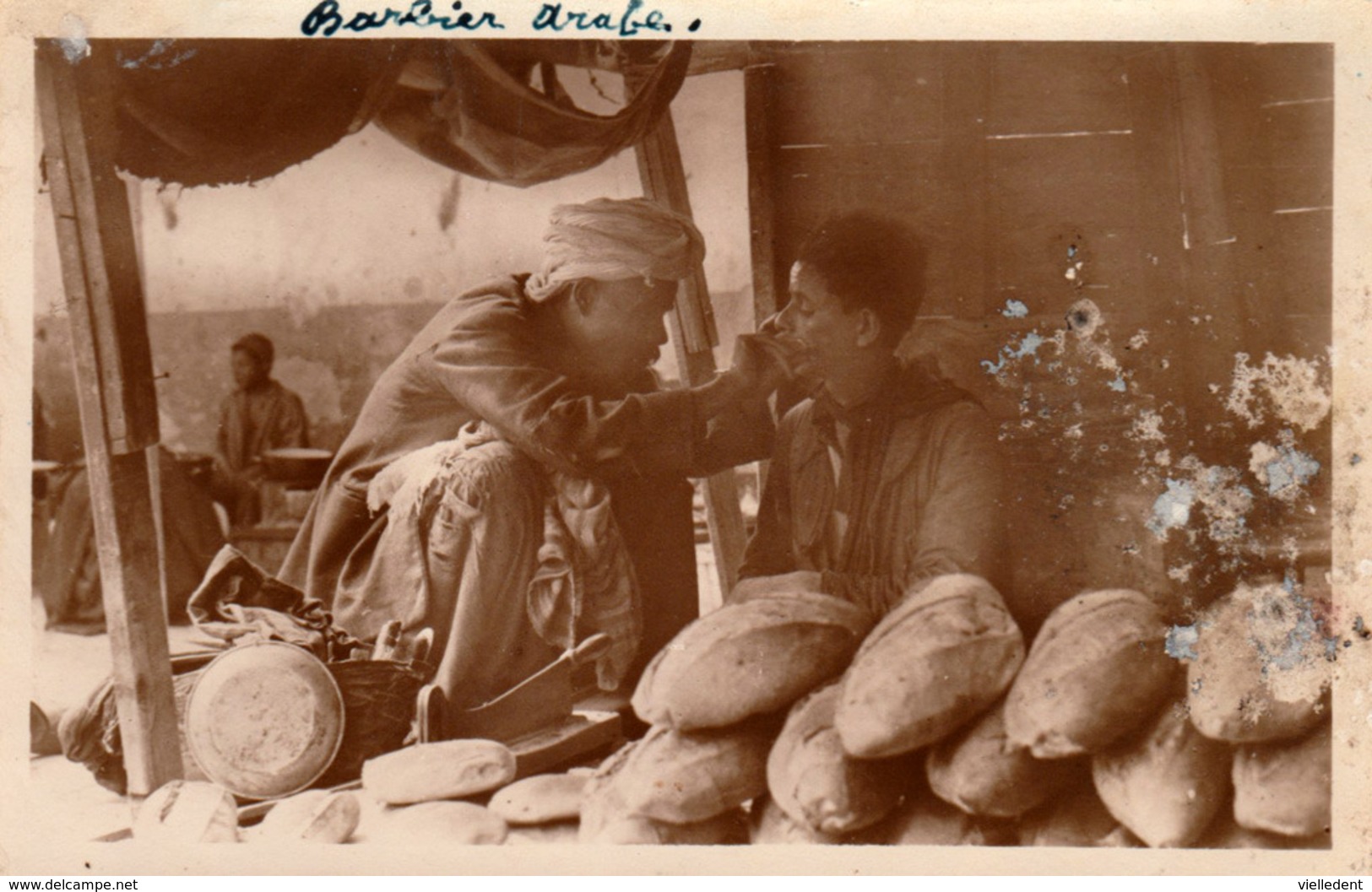 Barbier Arabe Chez Un Vendeur De Pain - Cpa Non écrite - état Médiocre - 2 Scans - Autres & Non Classés