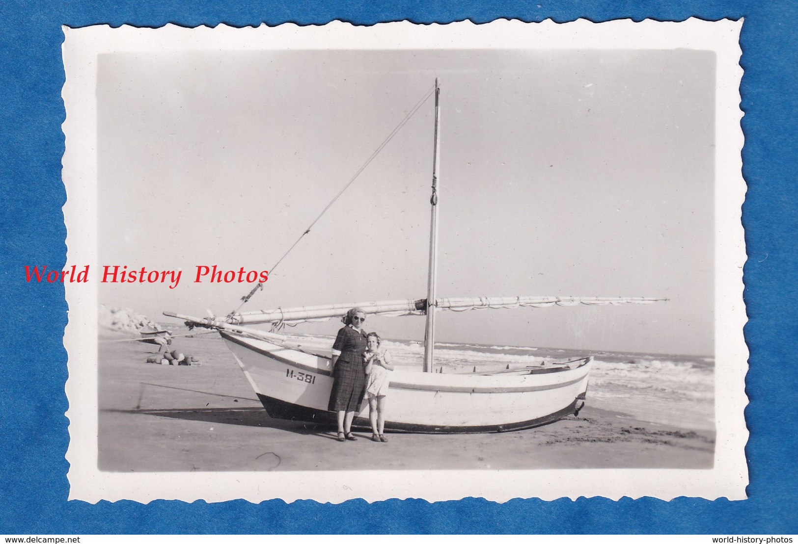 Photo Ancienne Snapshot - SAINTES MARIES DE LA MER - Portrait Sur La Plage - 1952 - Bateau à Identifier - Boat Ship - Bateaux