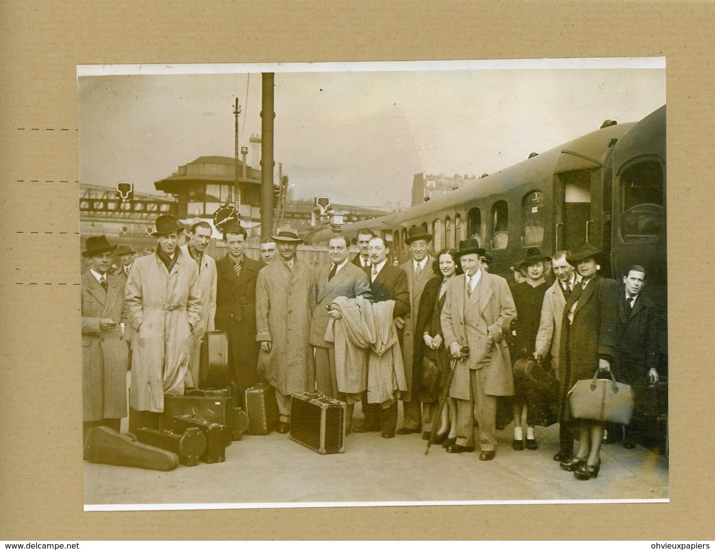 Le Groupe De Jazz Belge JEAN OMER  Et DJANGO REINHARDT   à La Gare Du Nord Le 13/05/1942 - Personnes