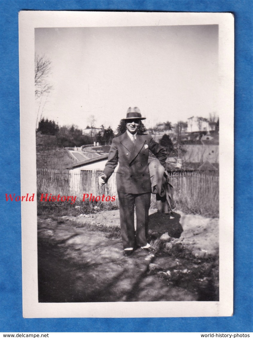 Photo Ancienne Snapshot - Portrait D'une Jeune Homme Bien Habillé - Mode Costume Fashion Pose Chapeau Pose - Non Classés