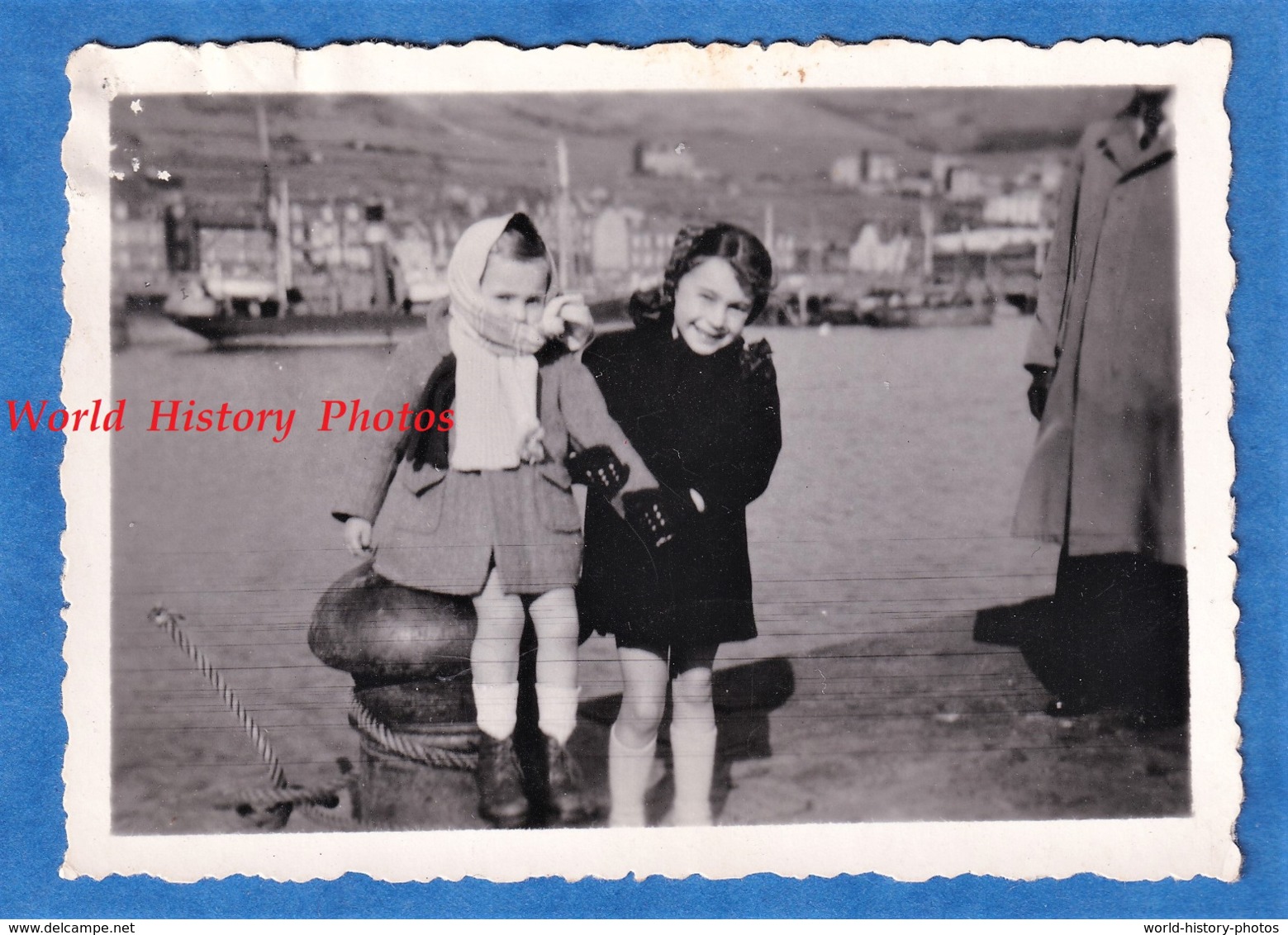 Photo Ancienne Snapshot - Port à Situer - Beau Portrait D' Enfant Sur Un Quai - Bateau Boat Fille Bitte D'amarrage - Bateaux