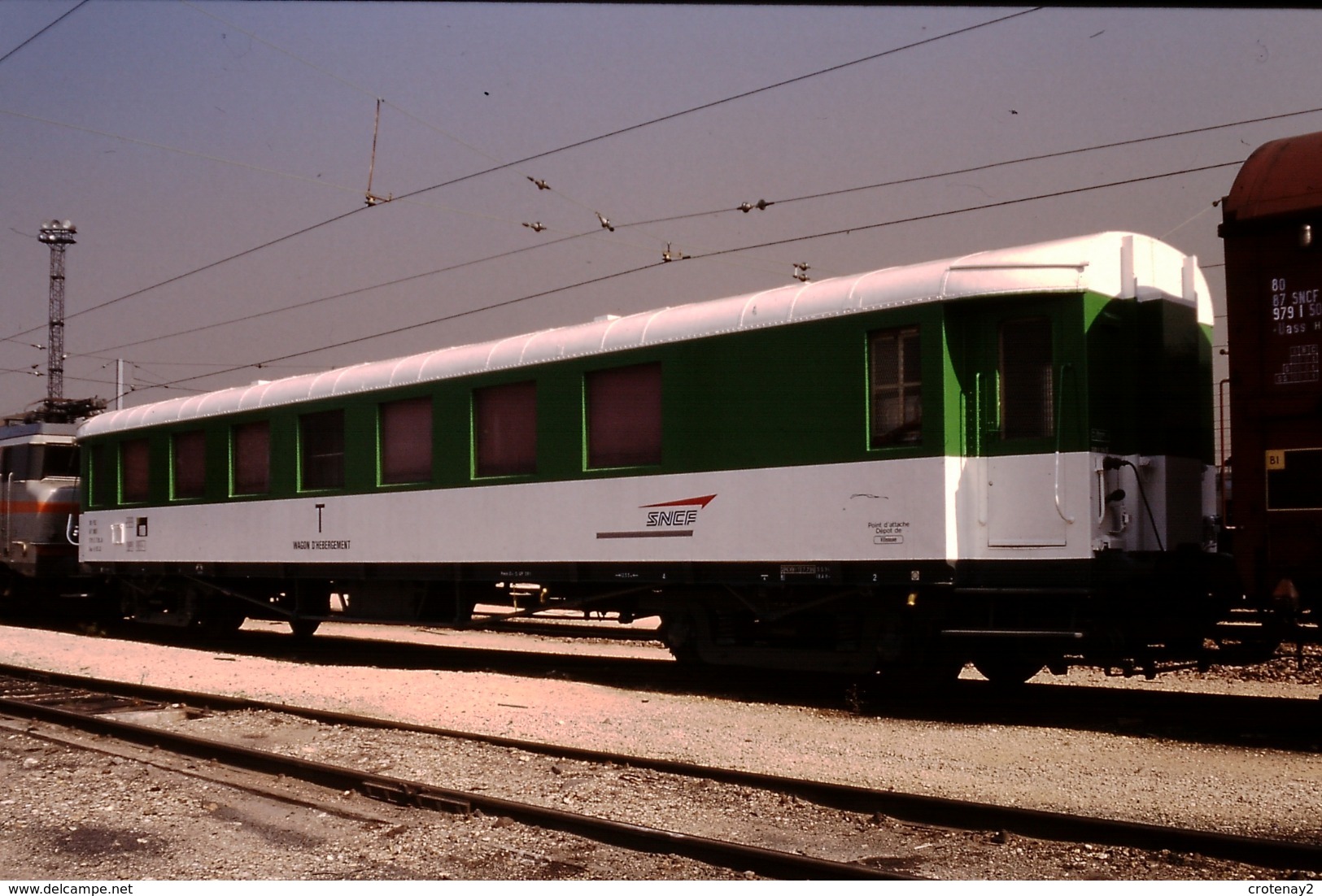 Photo Diapo Diapositive Slide Wagon D'Ebergement SNCF Du Service T à VSG Le 30/09/1997 VOIR ZOOM - Diapositives