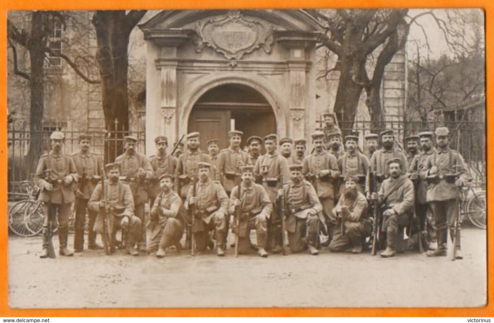 ALTKIRCH - ( 68 ) - SOLDATS DEVANT L'ANCIEN PORTAIL DE LA COUR Du PRIEURE SAINT-MORAND - Novembre 1914 - Guerre 1914-18