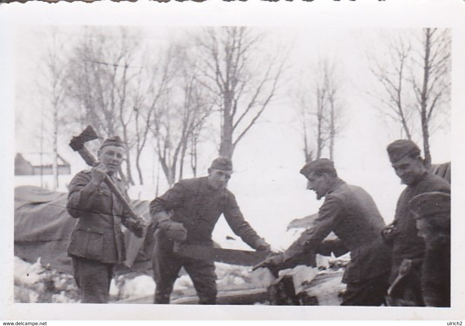 Foto Gruppe Deutsche Soldaten Beim Holzhacken Im Winter - Februar 1942 - 8,5*5,5cm (44026) - Krieg, Militär