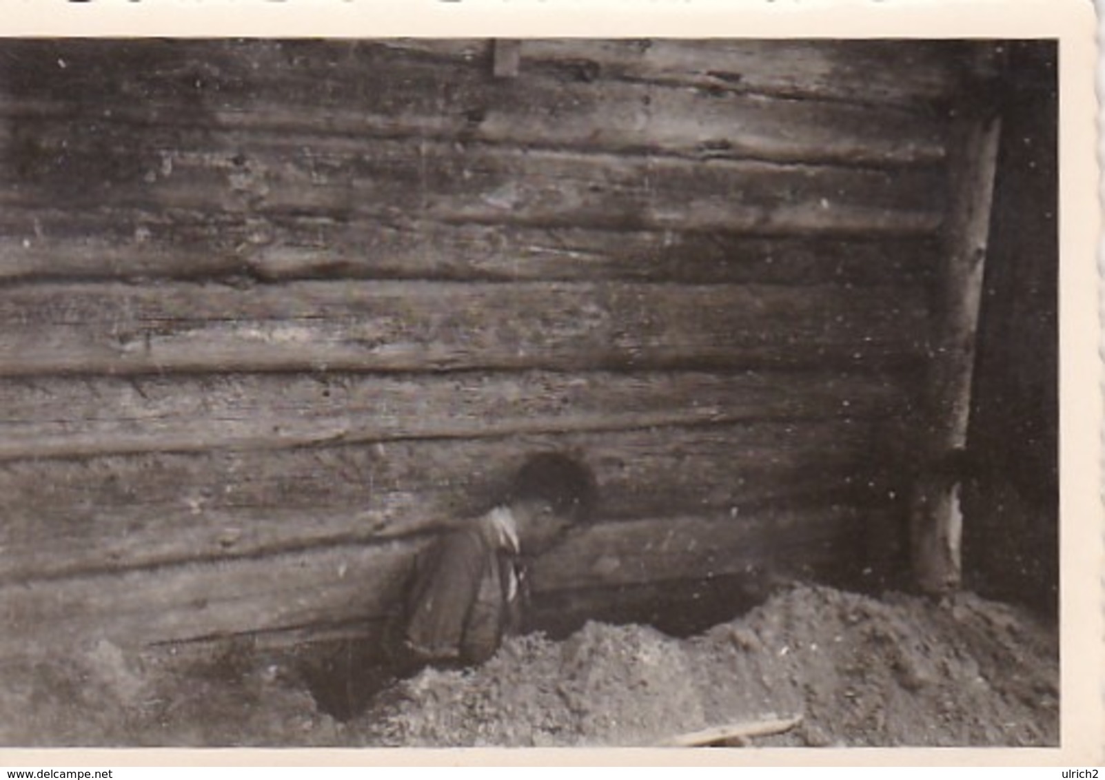 Foto Deutscher Soldat Bei Erdarbeiten - 2. WK - 8*5,5cm (44053) - Krieg, Militär