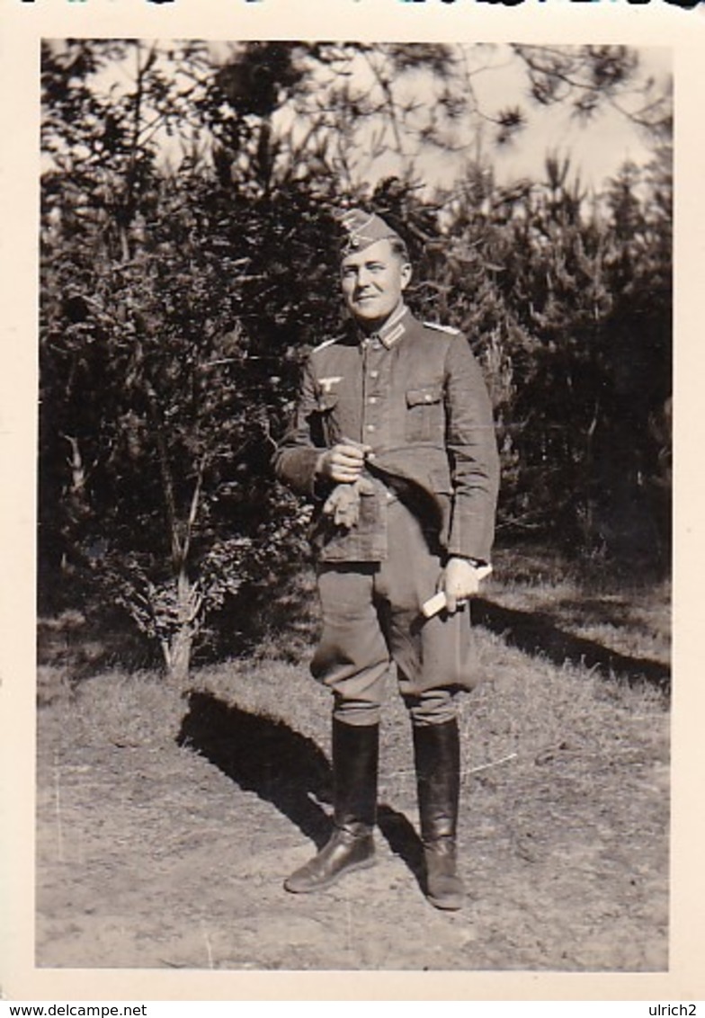 Foto Deutscher Soldat In Stiefeln - 2. WK - 7,5*5cm (44054) - Krieg, Militär