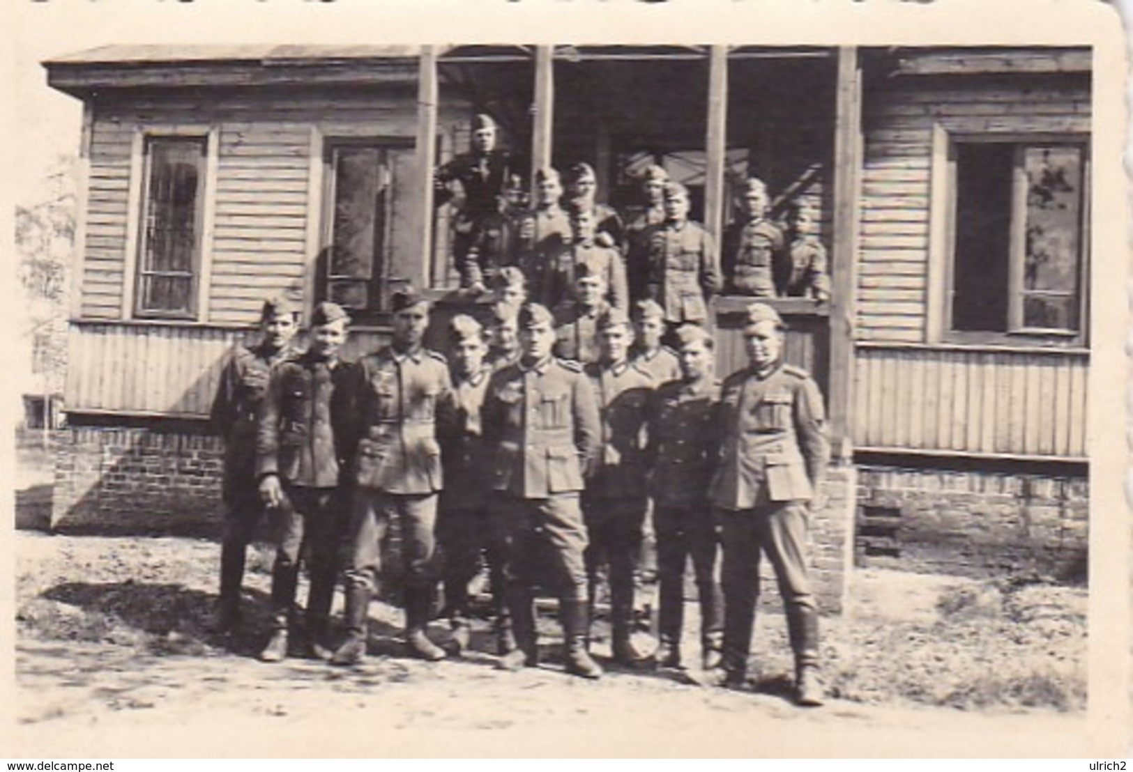 Foto Gruppe Deutsche Soldaten Vor Holzhaus - 2. WK - 8,5*5,5cm (44056) - Krieg, Militär