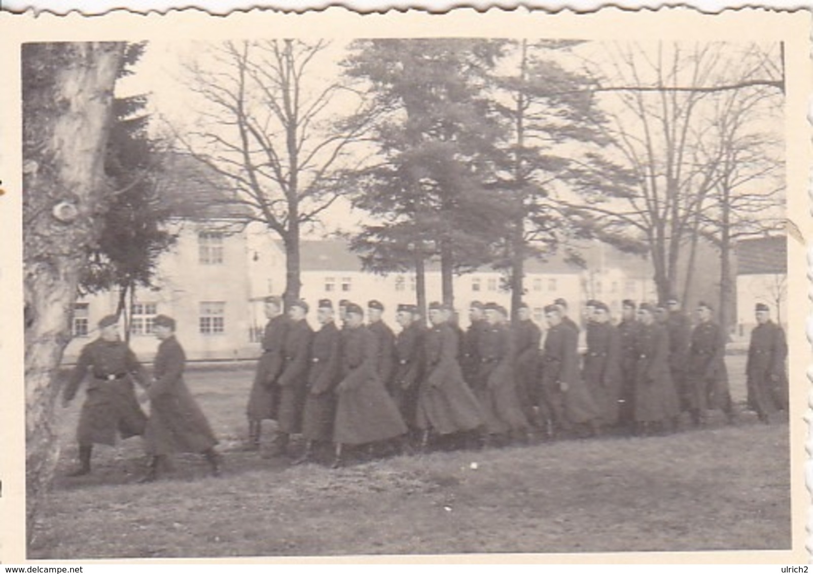 Foto Formation Deutsche Soldaten In Langen Mänteln - 2. WK - 8*5,5cm (44059) - Krieg, Militär