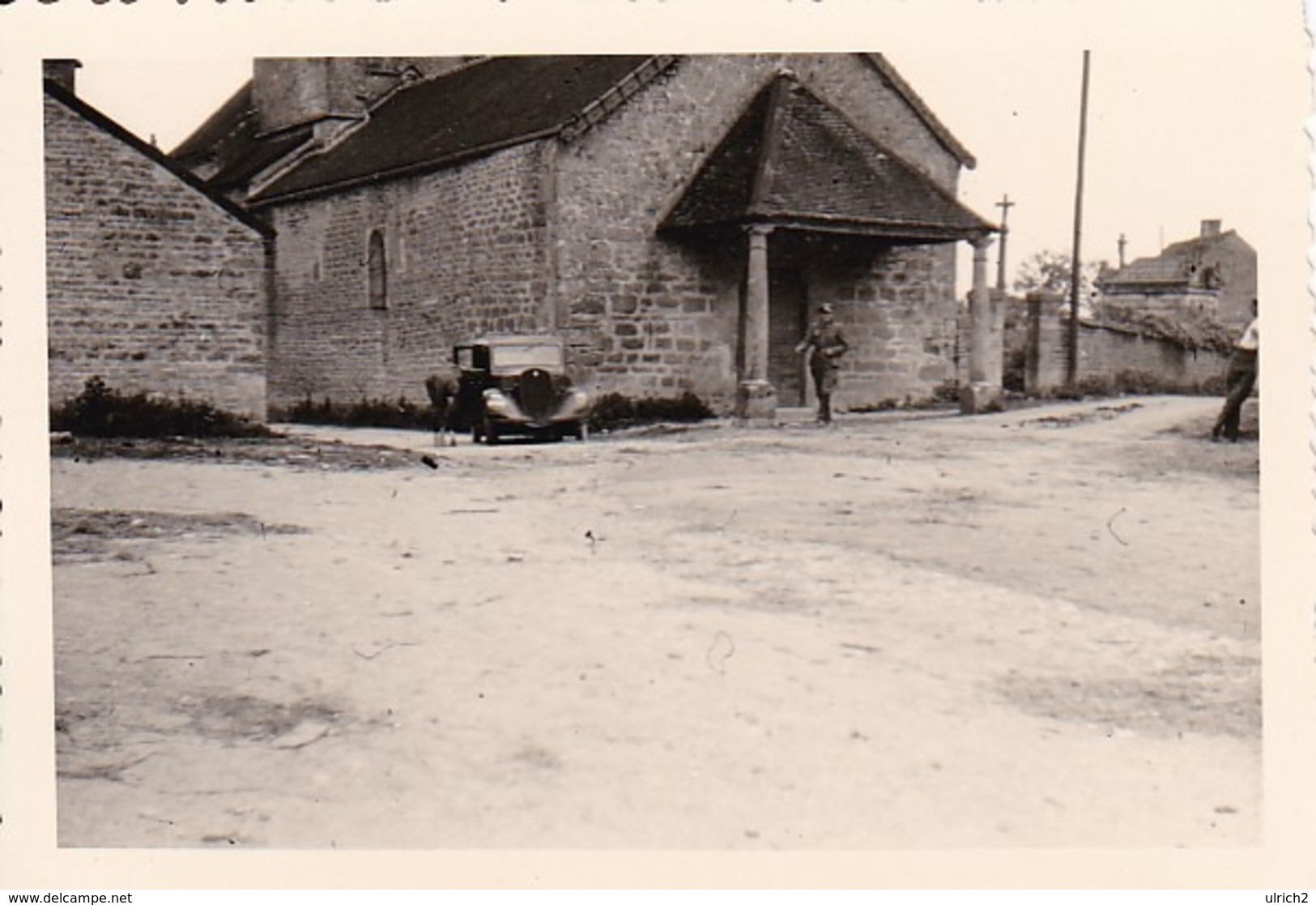 Foto Deutscher Soldat Mit PKW Vor Kirche - 2. WK - 9*6cm (44060) - Krieg, Militär