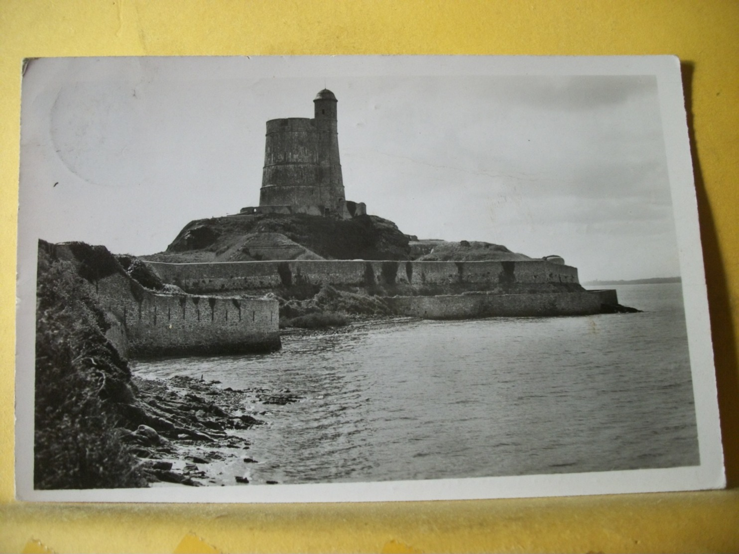 50 7349 CPSM PM 1953 - 50 SAINT VAAST LA HOUGUE. LE FORT DE LA HOUGUE A MAREE HAUTE. EDIT. LE GOUBEY N° 52-868 - Saint Vaast La Hougue