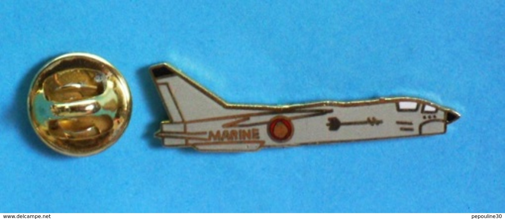 1 PIN'S //  ** F-8E CRUSADER / SUR PORTE-AVIONS / MARINE NATIONALE FRANÇAISE ** - Militaria