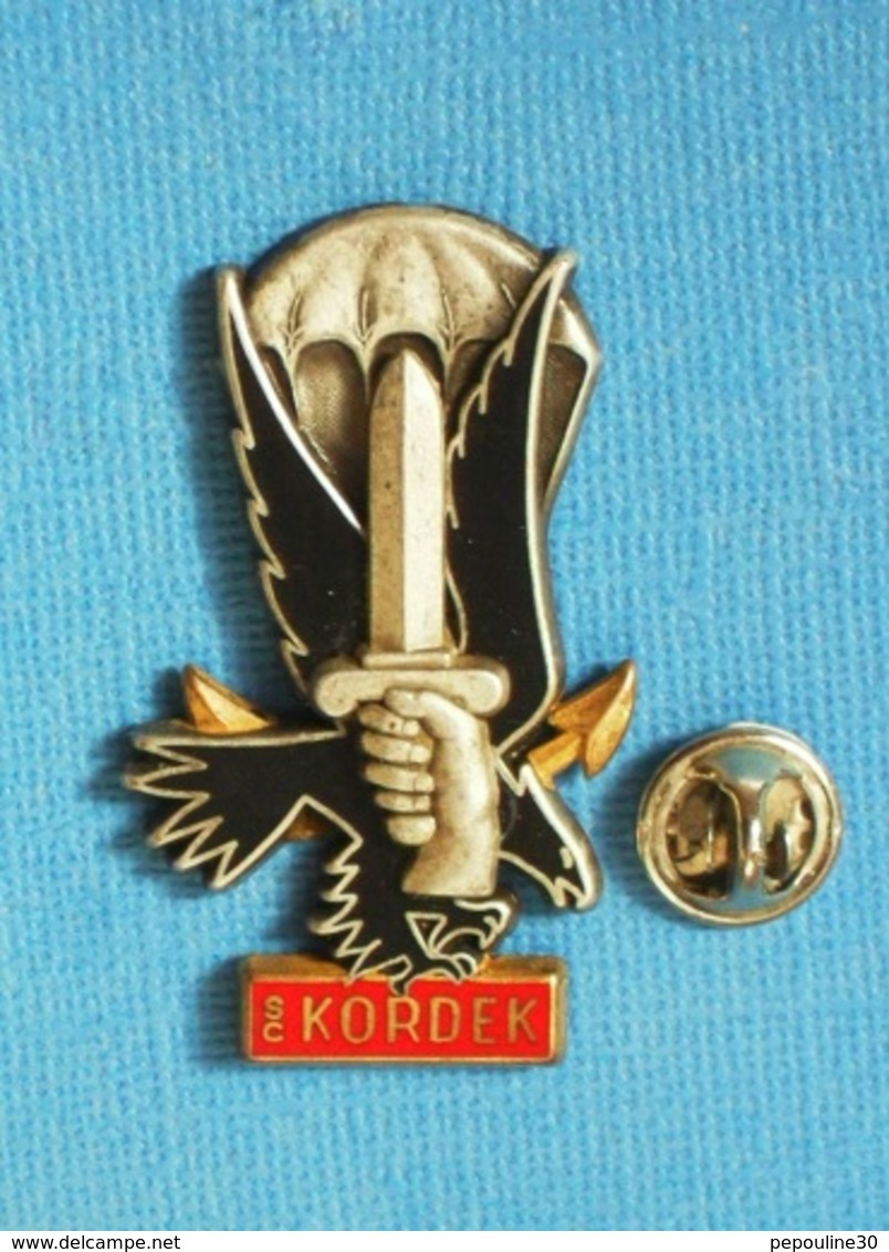 1 PIN'S //  ** KORDEK / SCH / 108ème Promo / ENSOA, TAP, Colo ** . (Fraisse Paris N°G3140) - Army