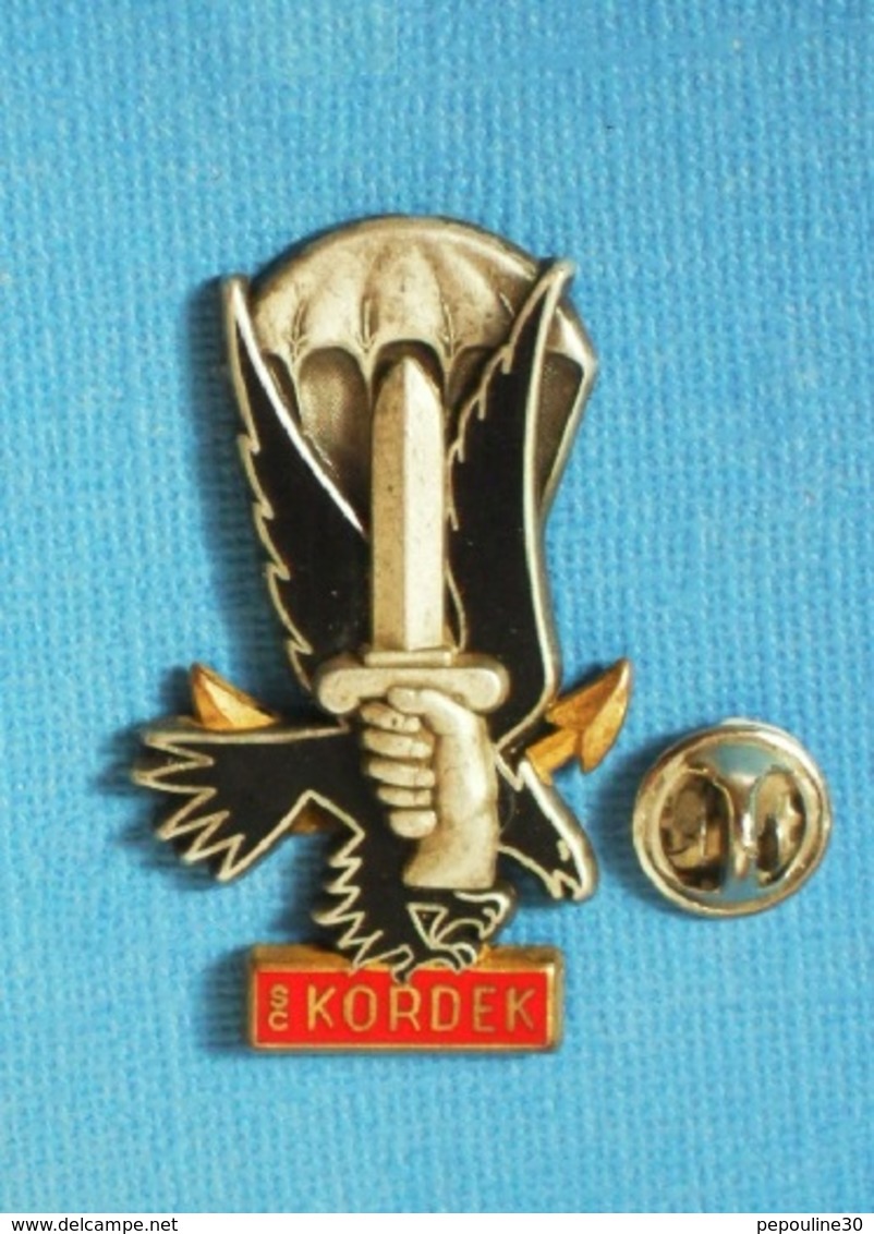 1 PIN'S //  ** KORDEK / SCH / 108ème Promo / ENSOA, TAP, Colo ** . (Fraisse Paris N°G3140)