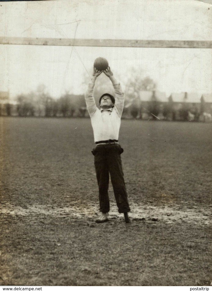 WOODEN LEGGED FOOTBALLER    FOOTBALL   17*12CM Fonds Victor FORBIN 1864-1947 - Deportes