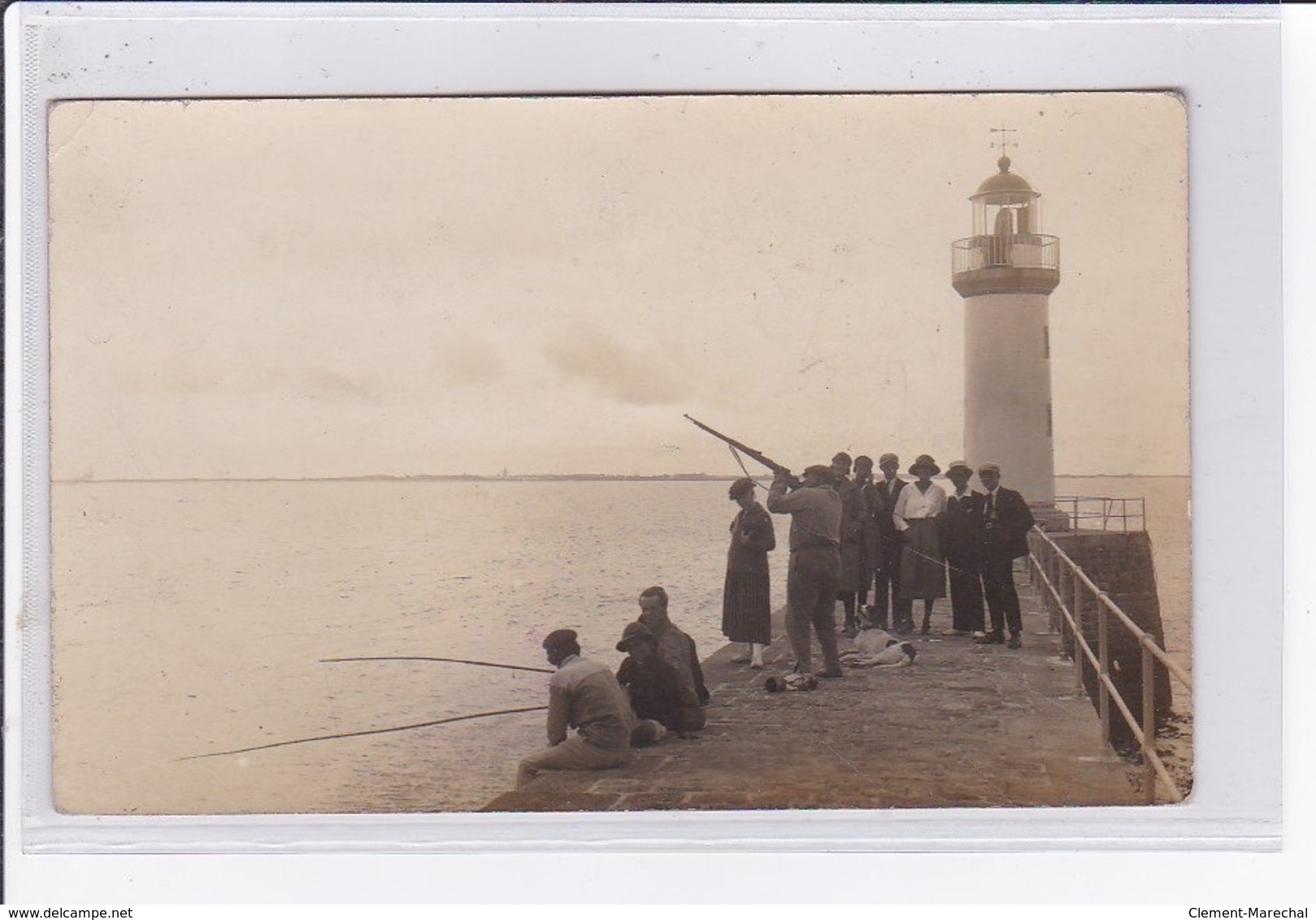 LA TURBALLE : Carte Photo D'une Scène De Chasse Et De Peche Devant Le Phare - Très Bon état - La Turballe