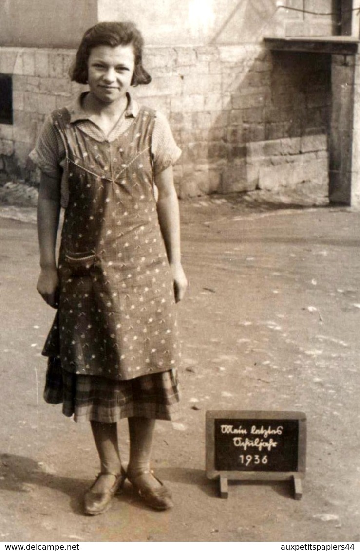 Carte Photo Originale Adolescente Etudiante Pin-Up Dans Son Tablier En 1936 Au Jardin - Pin-up