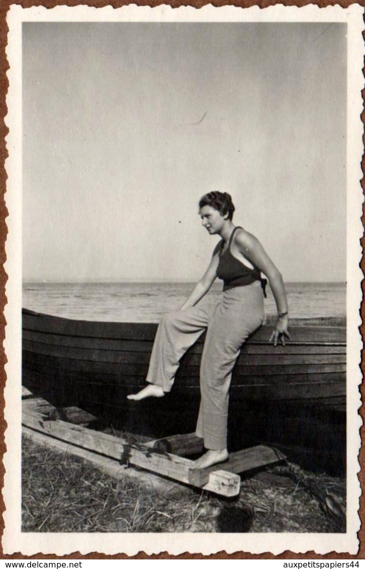 Photo Originale Joli Pin-Up Sexy Assise Sur Une Barque De Bois à La Plage Vers 1930/40 - Pin-up