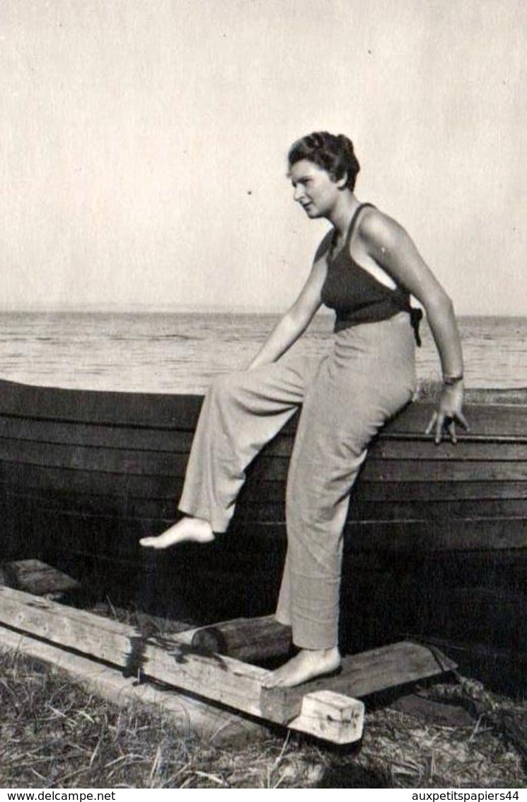 Photo Originale Joli Pin-Up Sexy Assise Sur Une Barque De Bois à La Plage Vers 1930/40 - Pin-up