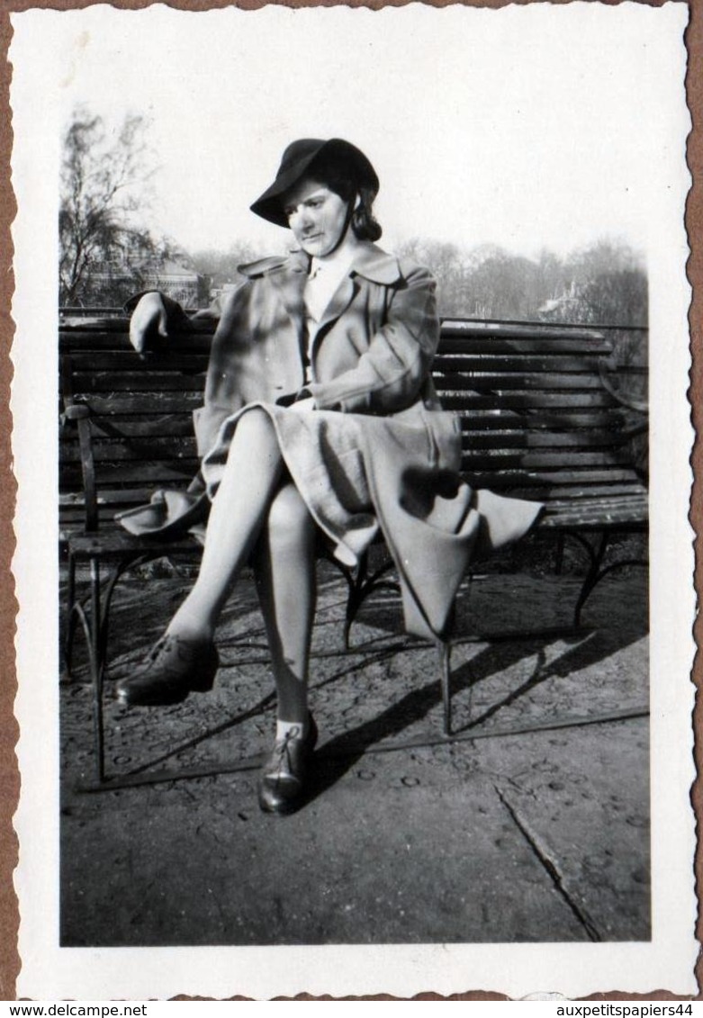 Photo Originale La Vie Du Banc & Sa Pin-Up Pensive Sexy, Chapeau & Jolies Jambes Vers 1930/40 - Pin-up