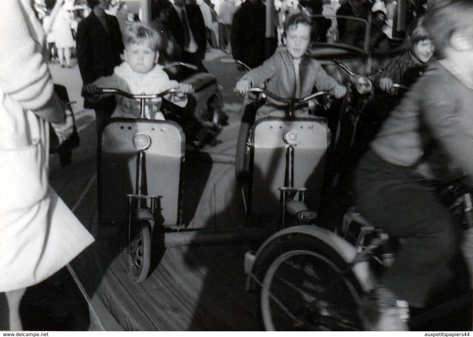 Photo Originale Fête Foraine - Enfants à La Course De Vespa Poursuivant Un Vélo Sur Manège Vers 1950/60 - Objets