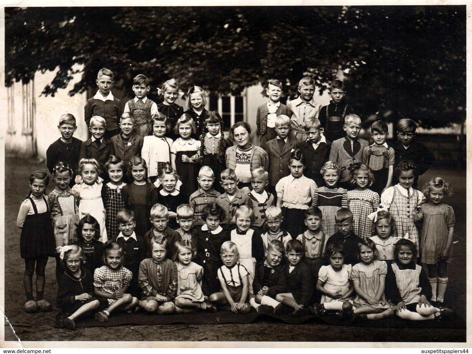 Grande Photo Originale Scolaire - Photo De Classe Mixte En Allemagne Vers 1930/40 - Maîtresse Au Centre ! - Personnes Anonymes