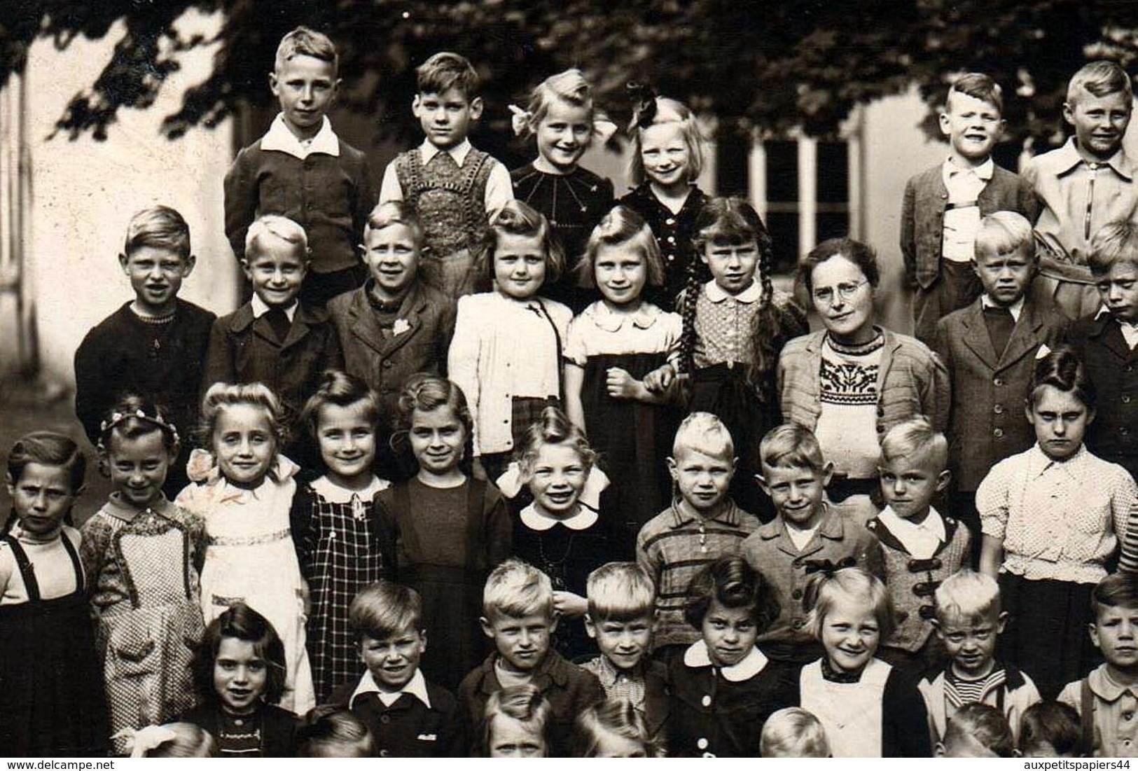 Grande Photo Originale Scolaire - Photo De Classe Mixte En Allemagne Vers 1930/40 - Maîtresse Au Centre ! - Personnes Anonymes