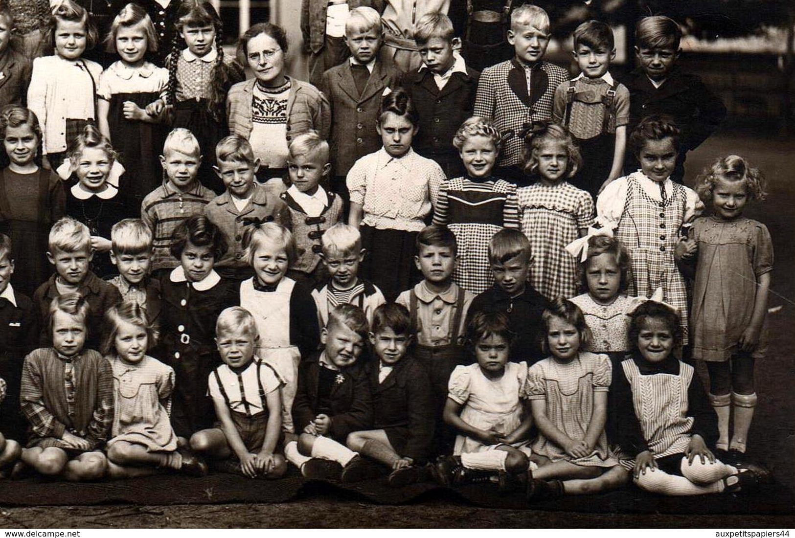 Grande Photo Originale Scolaire - Photo De Classe Mixte En Allemagne Vers 1930/40 - Maîtresse Au Centre ! - Personnes Anonymes