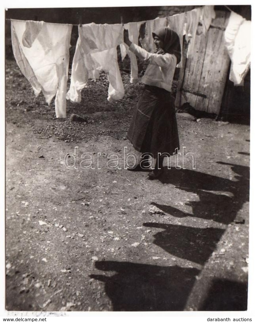 Cca 1920-1930 Kerny István (1879-1963): Ruha Teregető, Pecséttel Jelzett Vintage Szociofotó, 9,5x8,5 Cm - Sonstige & Ohne Zuordnung