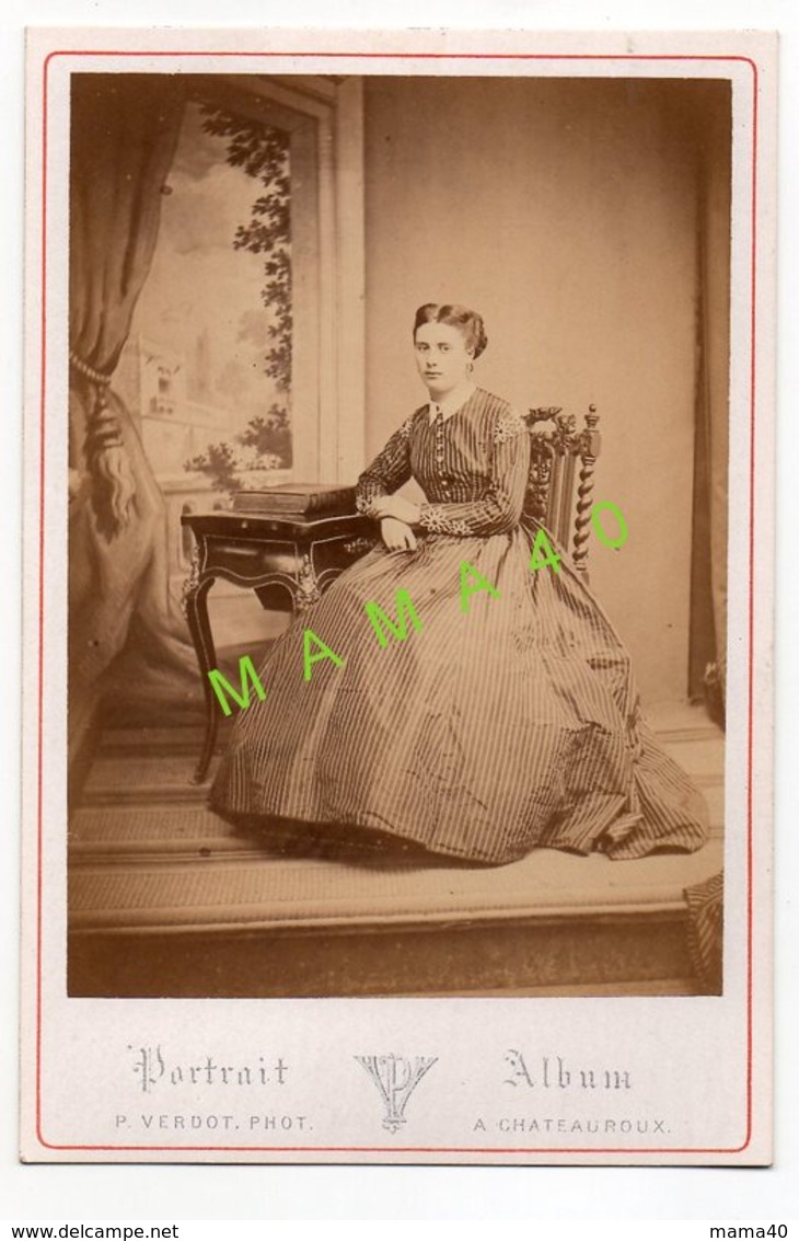 GRAND CDV XIX SIECLE - DE PLACIDE VERDOT - CHATEAUROUX 1827-1899 - JEUNE DAME DE LA BOURGEOISIE - Personnes Anonymes