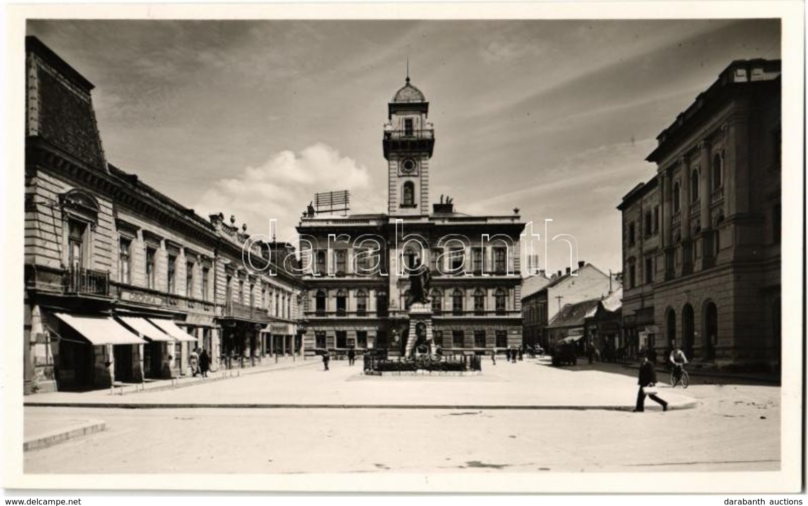 * T1/T2 1942 Komárom, Komárno; Klapka Tér A Városházával, Csonka, Rácz, Kohn üzlete, Kerékpáros / Square, Town Hall, Sho - Ohne Zuordnung