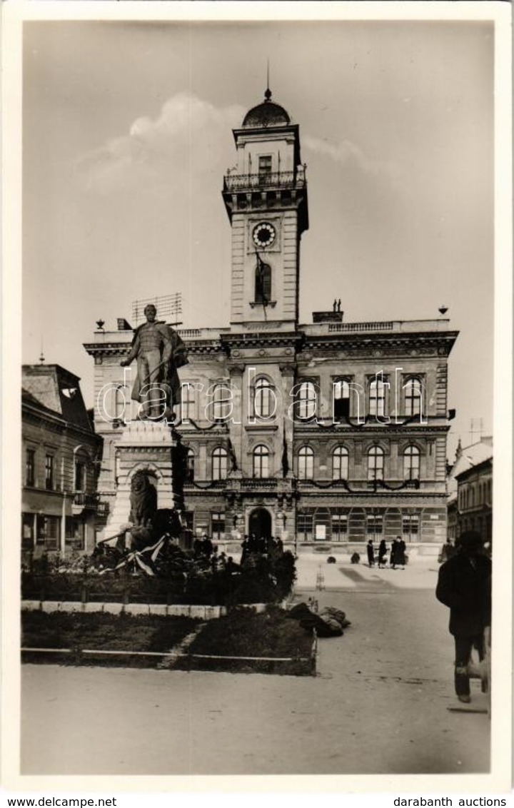 ** T2 Komárom, Komárno; Klapka Tér A Városházával / Square, Town Hall - Ohne Zuordnung