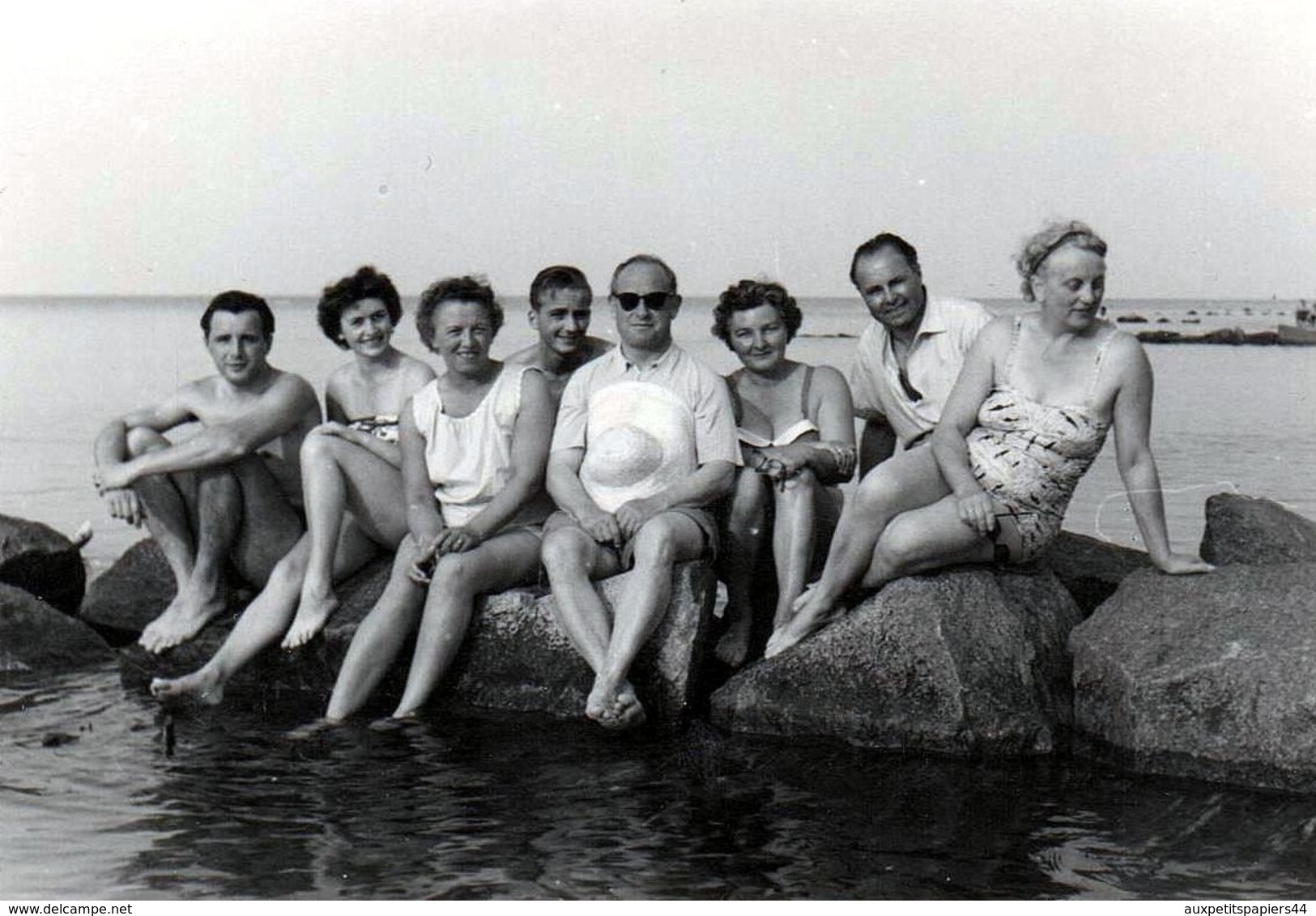 5 Photos Originales D'un Groupe De Couple à La Plage Vers 1950 - Slips & Maillots De Bains Pour Playboys & Pin-Up Sexy - Pin-Ups