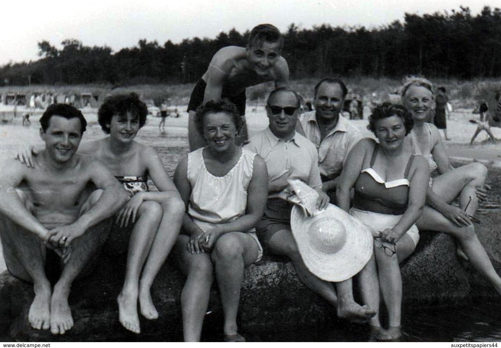 5 Photos Originales d'un Groupe de Couple à la Plage vers 1950 - Slips & Maillots de Bains pour Playboys & Pin-Up Sexy