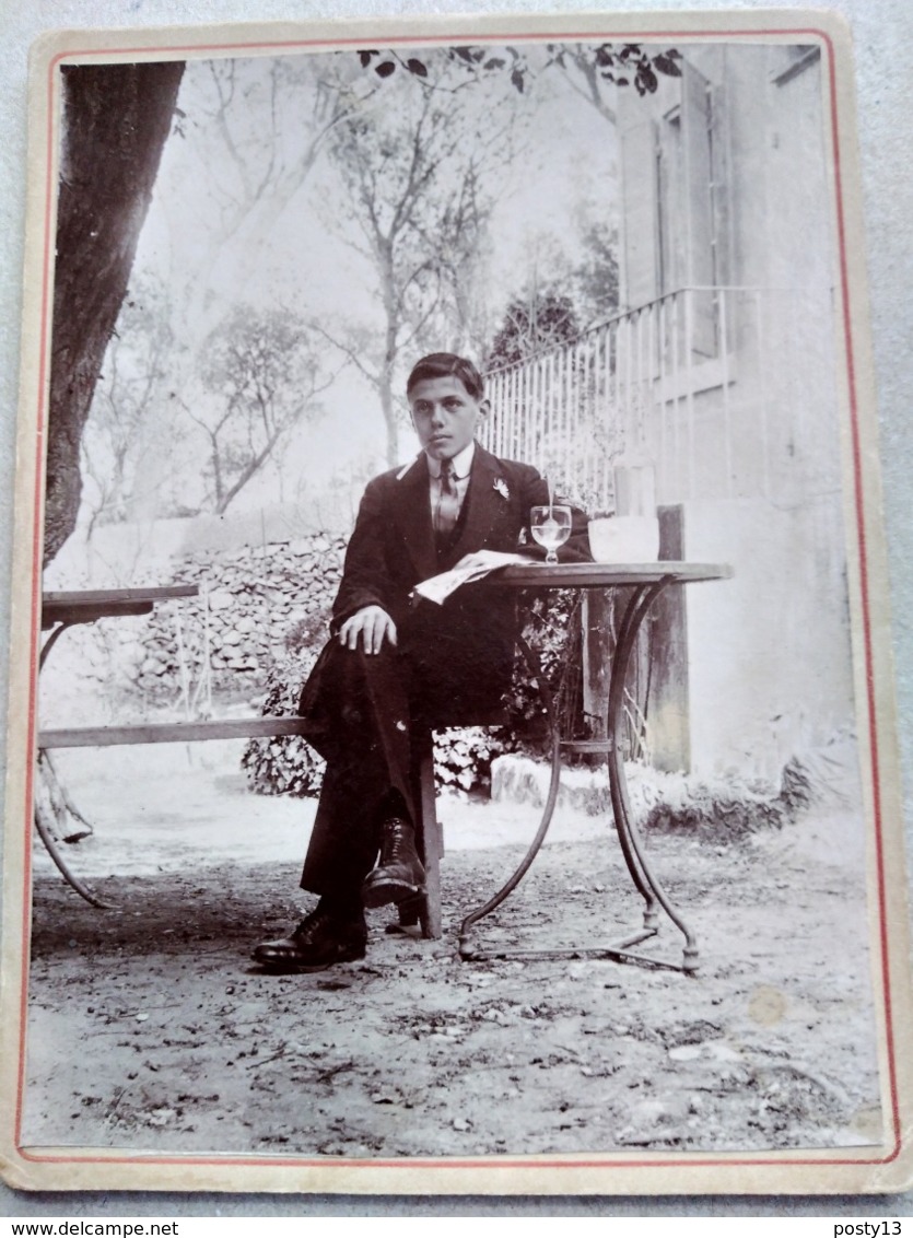 Photo Ancienne Cartonnée - Jeune Homme Dans Jardin - Journal - Fume Cigarettes - Absinthe - TBE - Altri & Non Classificati