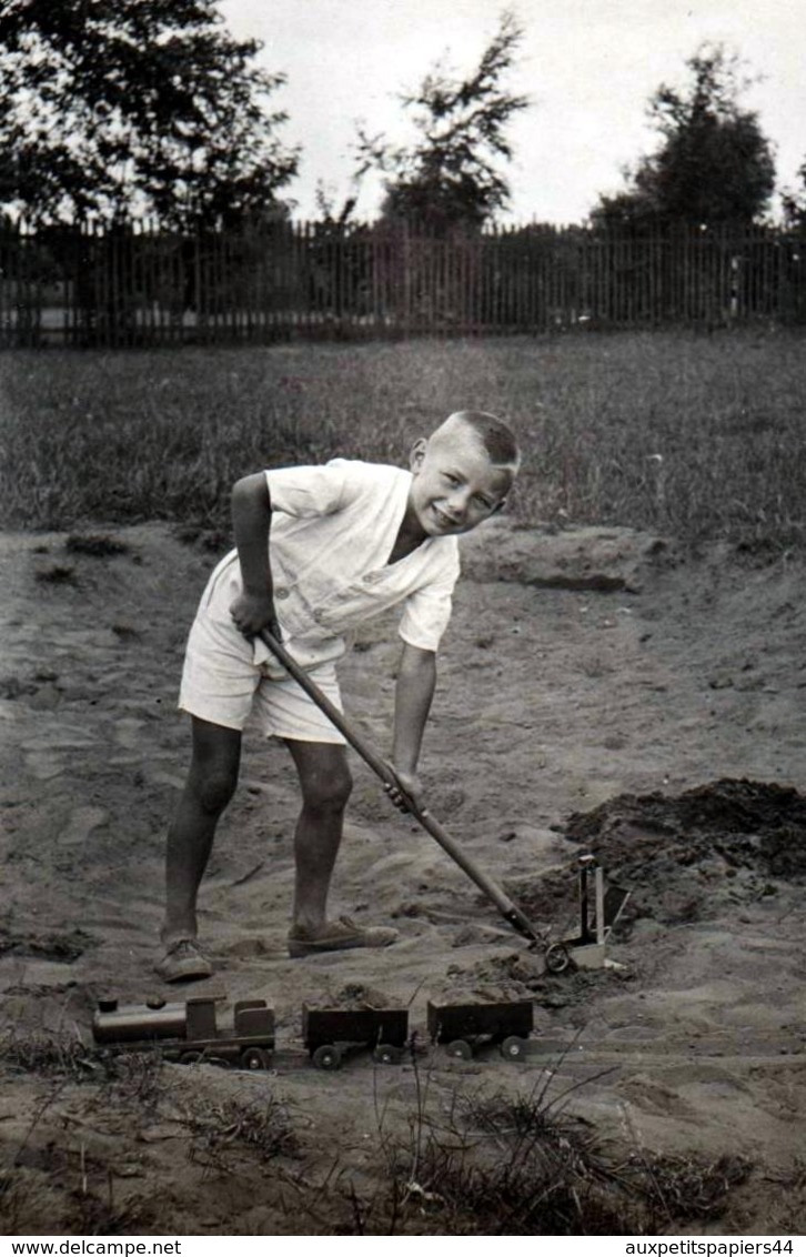 Photo Originale Apprenti Cheminot Traçant La Voie Ferrée Pour Son Jouet Train En Bois Vers 1930 - Jeu Bac à Sable Géant - Objets