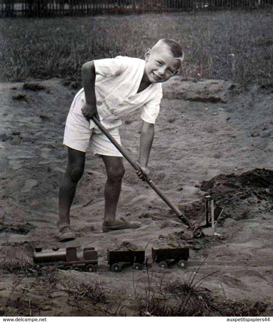 Photo Originale Apprenti Cheminot Traçant La Voie Ferrée Pour Son Jouet Train En Bois Vers 1930 - Jeu Bac à Sable Géant - Objets