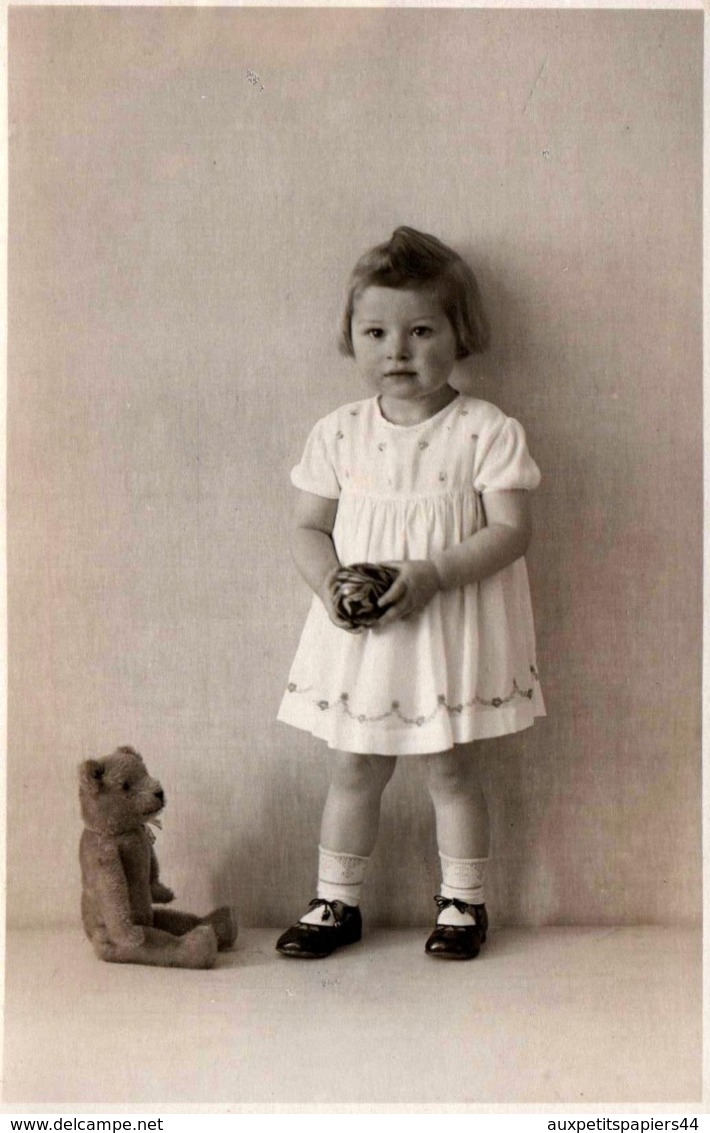 Carte Photo Originale Jeu & Jouet - Portrait D'une Fillette De Leipzig à La Balle & De Son Ours En Peluche Vers 1930/40 - Objets