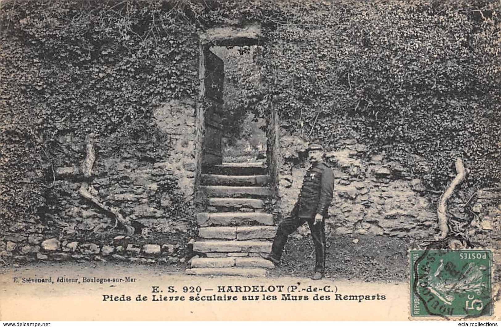 Thème   Gardes Ou Tambours De Ville. Le Château D'Hardelot 62   Et Son Garde.Lierre Sur Le Mur Des Remparts  (voir Scan) - Altri & Non Classificati