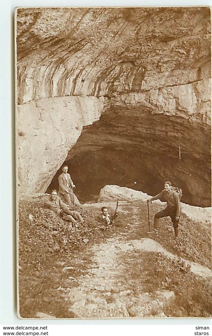 Carte-Photo - Randonneurs Près D'une Grotte - To Identify