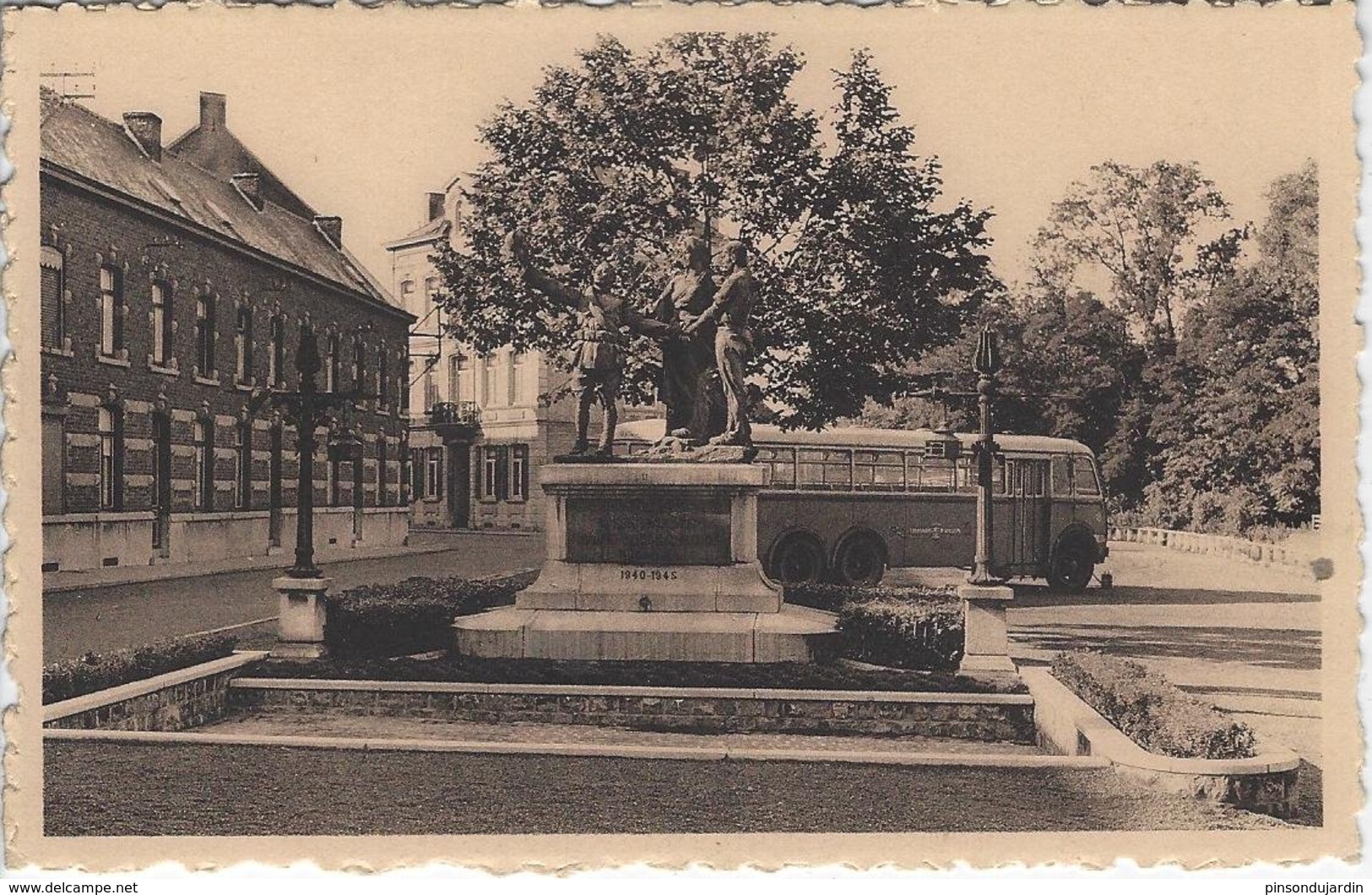 Lessines Monument Aux Morts (autobus Car Leulier) Edit Vanderputten-Herbaut Calvaire Lessines - Lessines