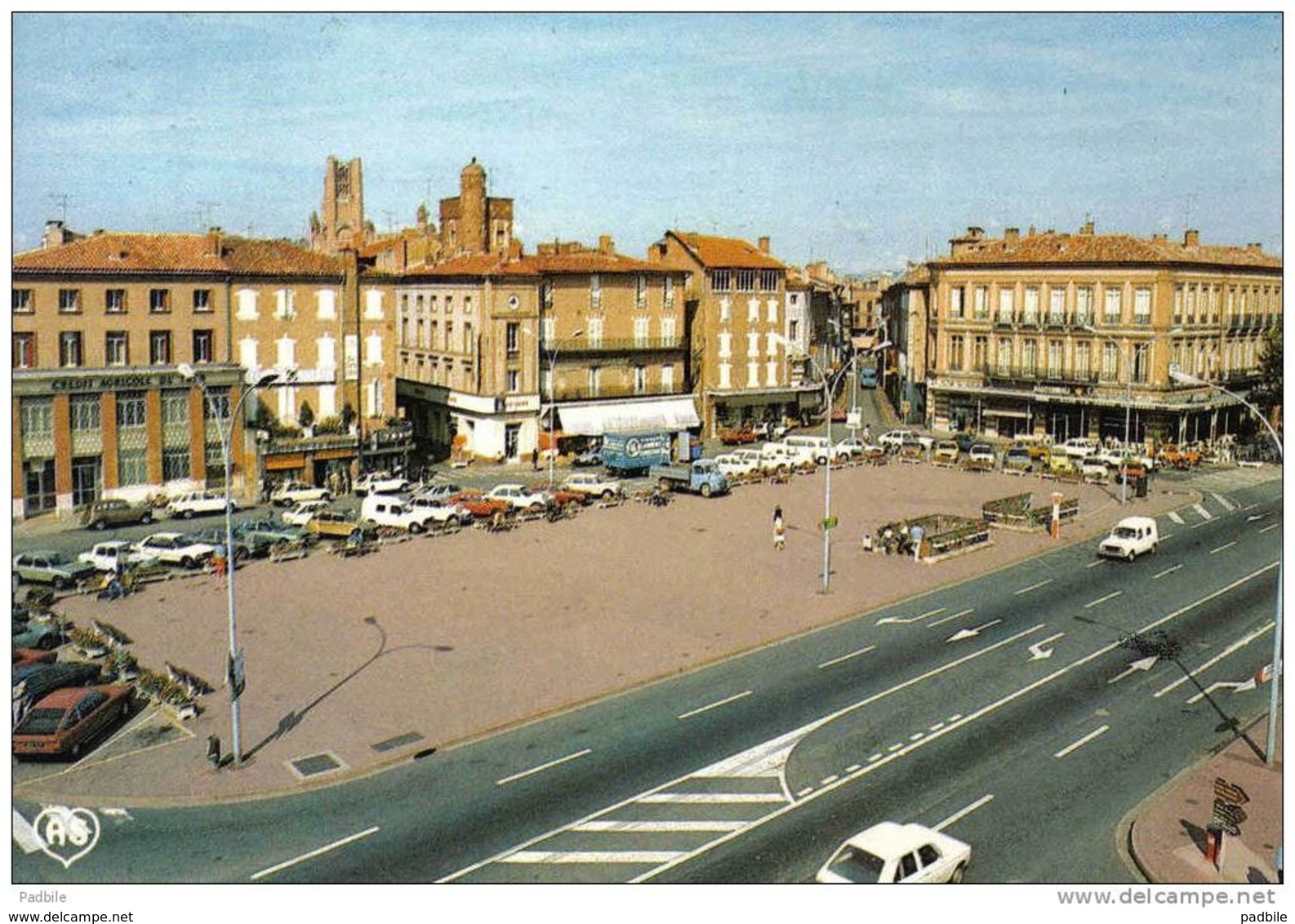 Carte Postale 81. Albi  Le Centre Banque Crédit Agricole 4L Renault Trés Beau Plan - Albi